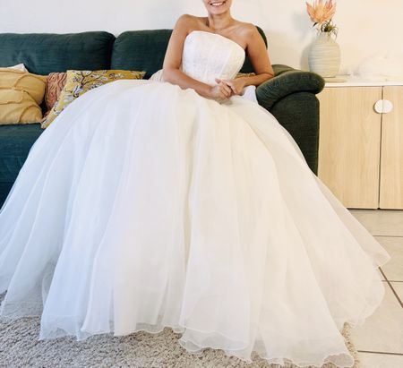 Brautkleid weiss trägerlos mit Tüllrock und Stickerei