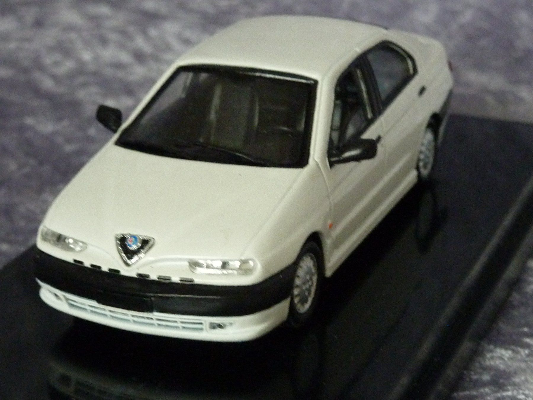 Alfa Romeo Modellini d'auto: Alfa Romeo 146  1:43 – Nuovo e nell'imballaggio originale da Dürrenäsch venduto da modellautos4you 4