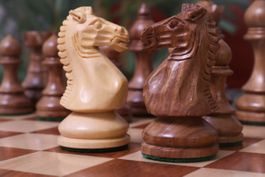 Taj Series Schachfiguren 3.75” – Rosenholz & Boxwood