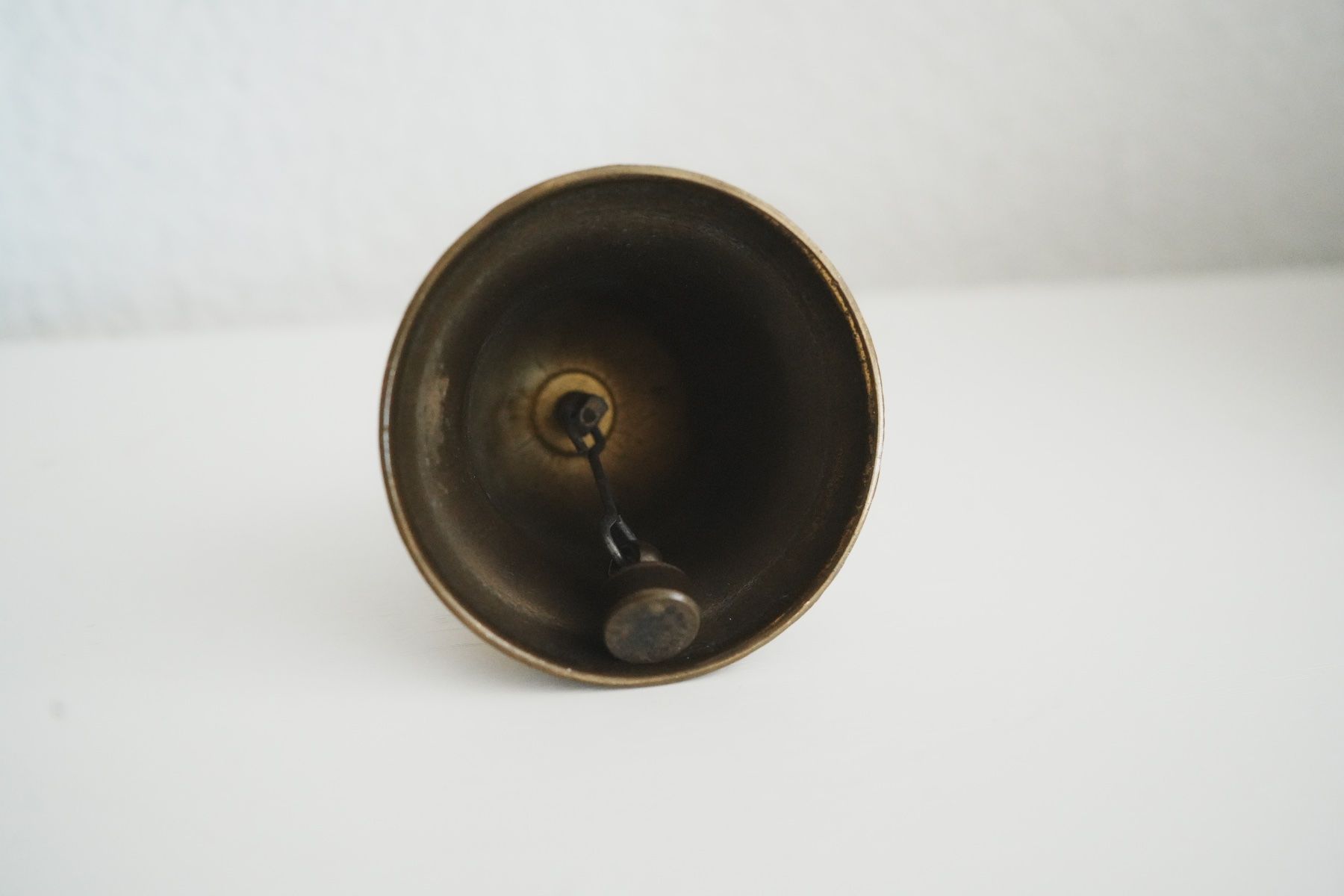 Campanacci mucche: Messing-Glocke, Schäferin mit Lamm, Vintage, 10 cm, klingend – Usato da Volketswil venduto da HeredisAntiques 3