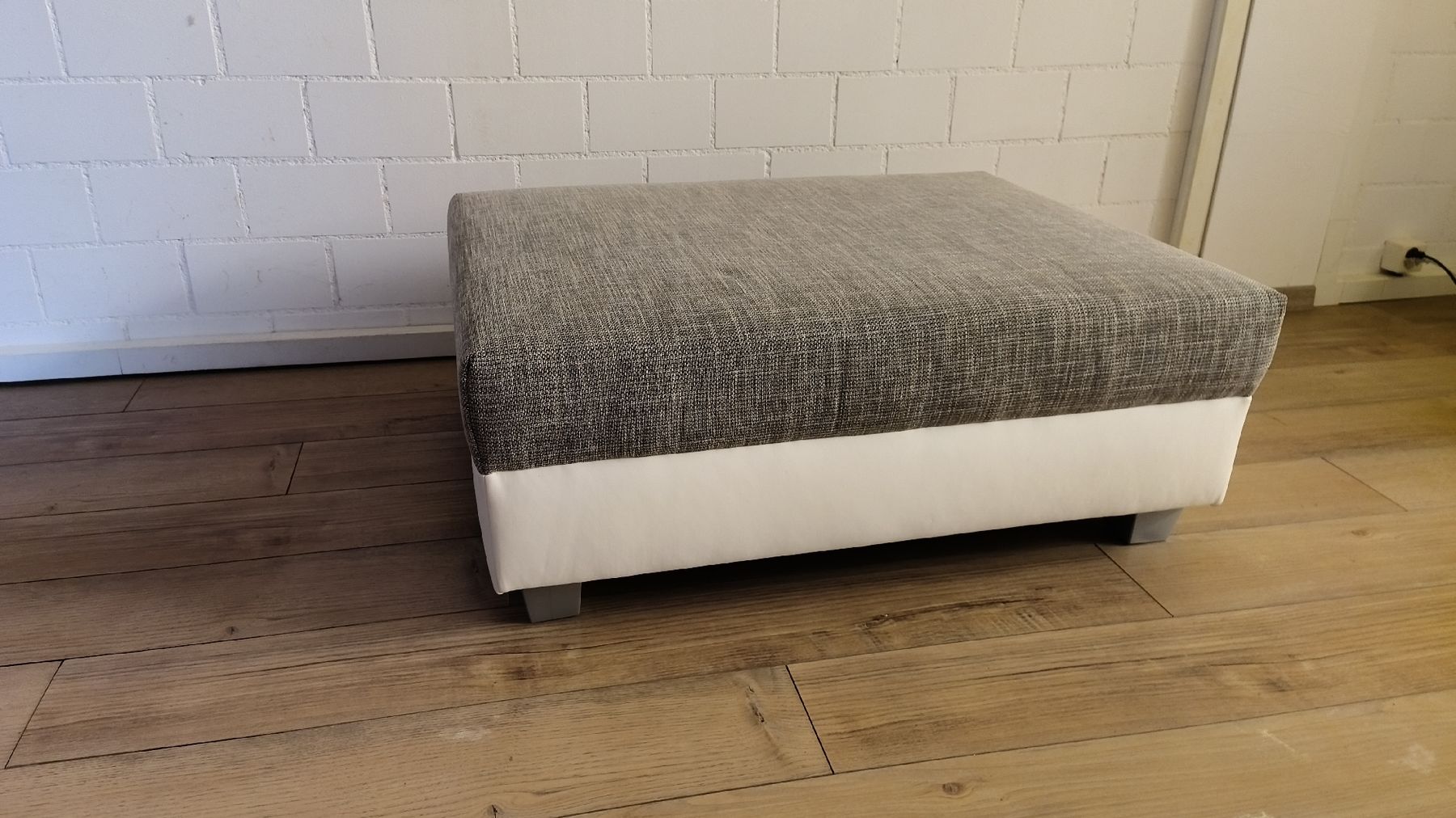 Hocker: Hocker Weiss-Grau Kunstleder - Stoff – Neu (gemäss Beschreibung) aus Sevelen von Stopglobal. 2