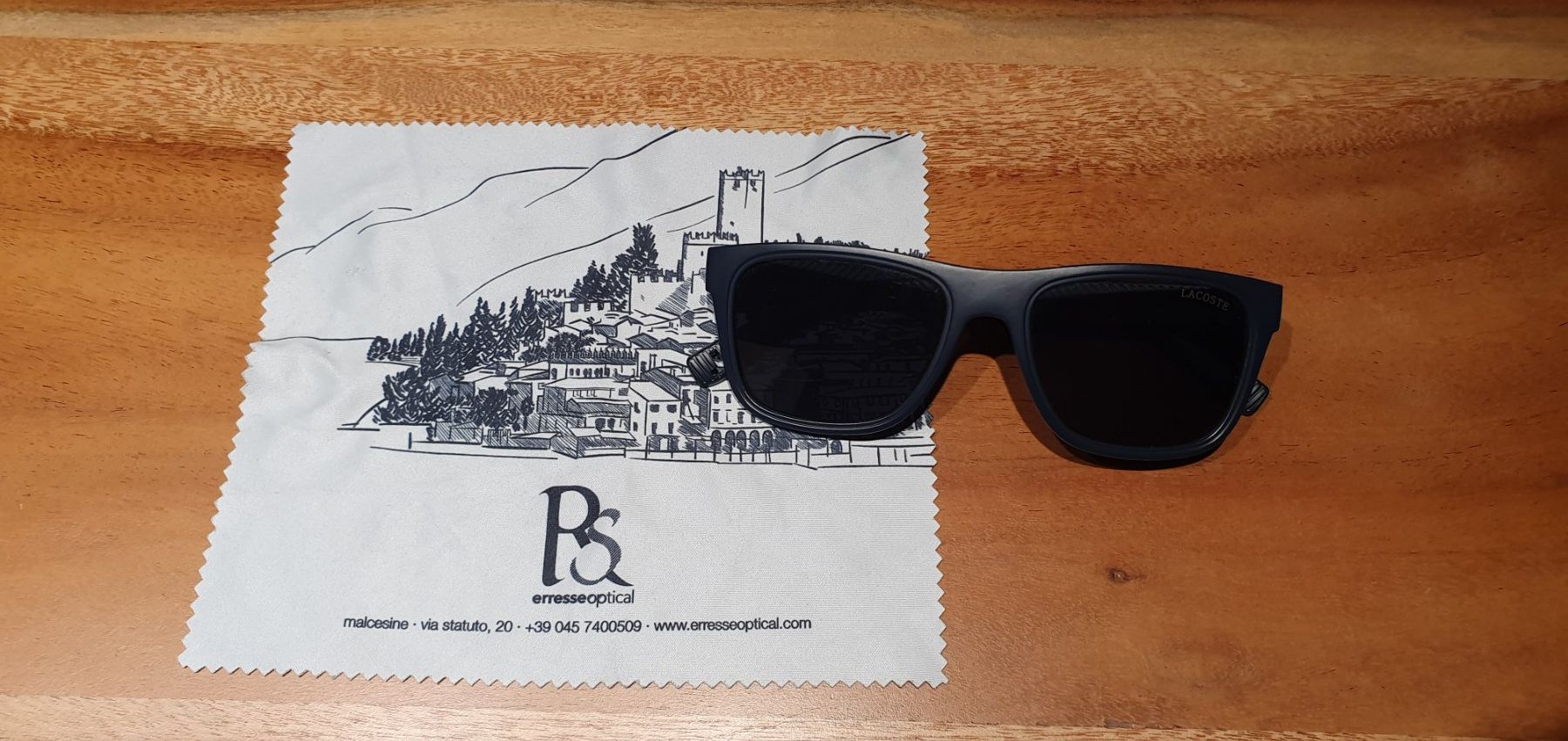 Lacoste Brillen & Gläser: Lacoste Sonnenbrille Original + Putztuch. – Gebraucht aus Zürich von Leica.C89 2
