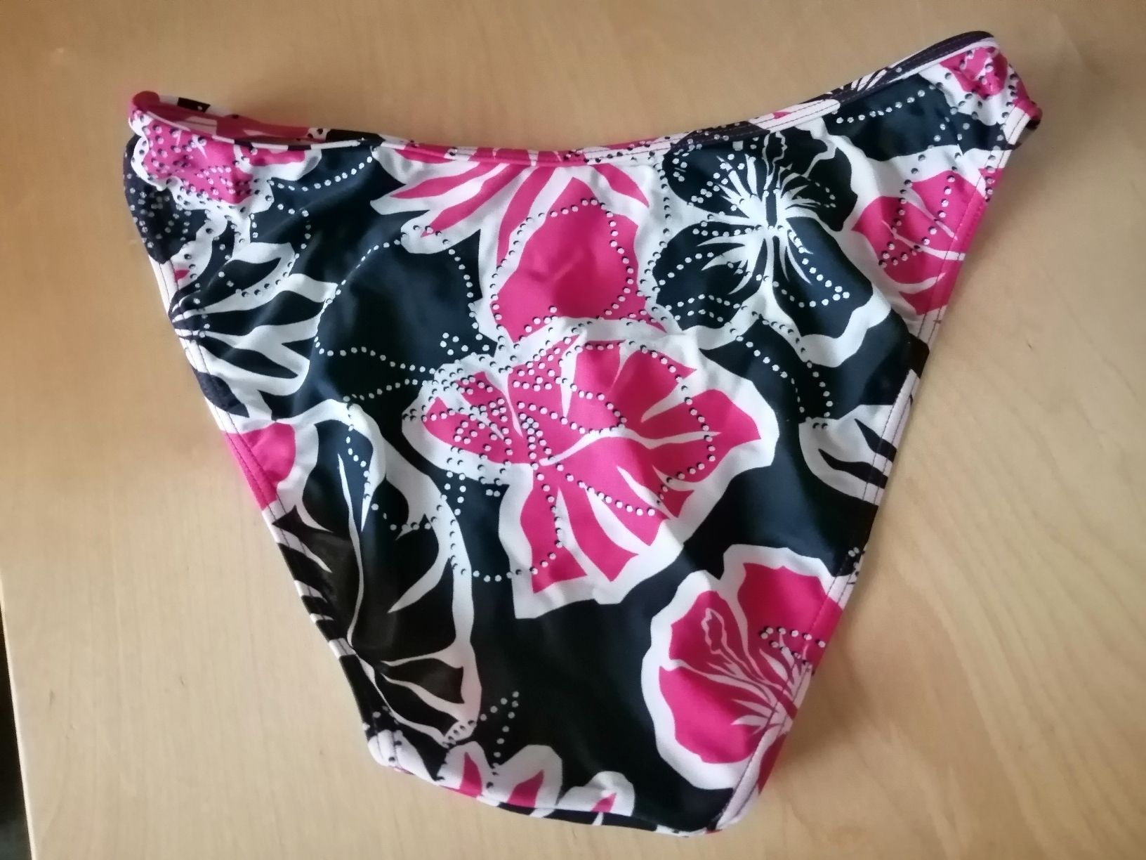 Badekleider & Bikinis: Bikinihose Gr. 40 schwarz pink Blumenmuster – Gebraucht aus Honau von holunder3 2