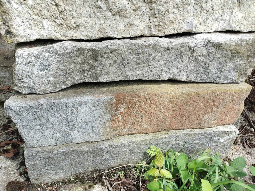 Steine & Dachziegeln: Markstein, Grenzstein Granit – Gebraucht aus Kölliken von Chilfiker 1