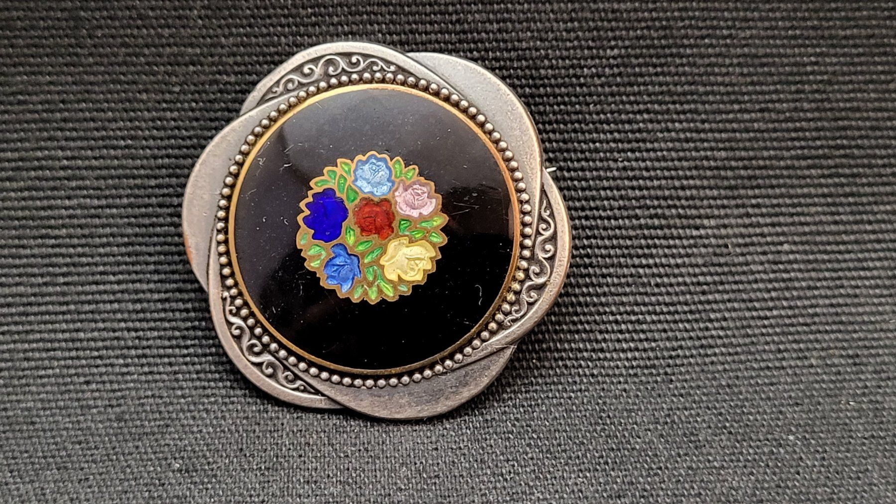 Broschen & Nadeln: Emaillierte Brosche mit Blumen-Dekor – Gebraucht aus Basel von spinne02 1