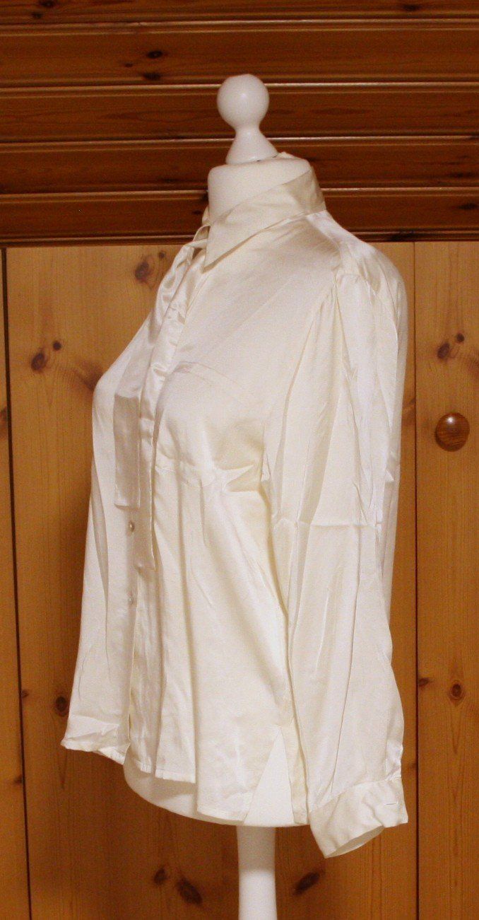 Camicette: Bluse Satin eierschale Gr. L – Usato da Flüelen venduto da Diversicum-Vintage 2