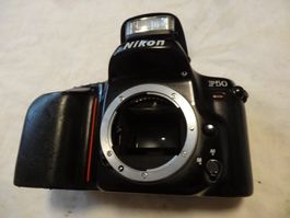 NIKON  ANTIK FILM KAMERA.NICHT LÄÜFT