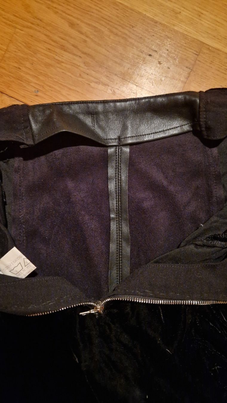 Gonne: Schwarzer Samt-Leder mit Gr. 38 – Usato da Zürich venduto da Orelie01 5