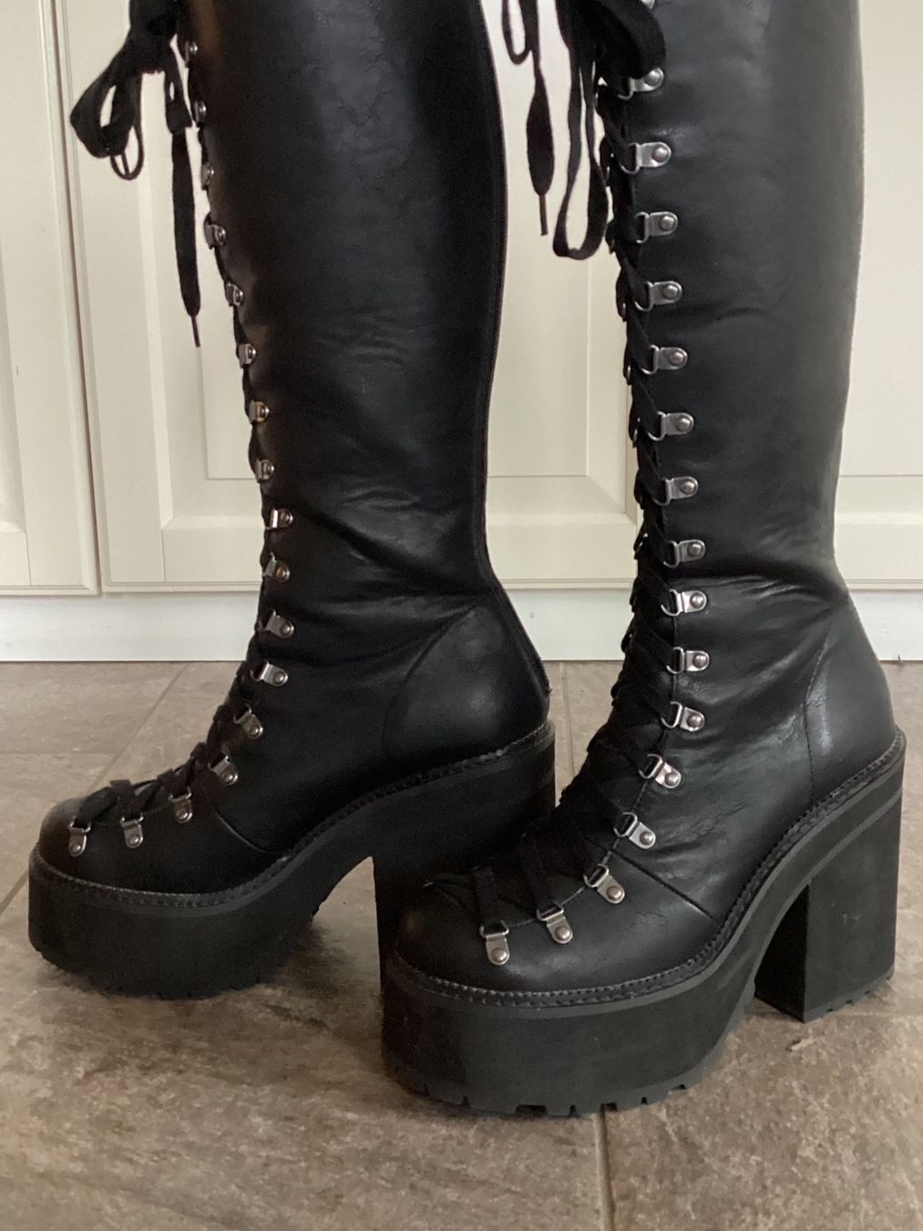 Killstar Damenschuhe: Killstar Gothic Plateau Stiefel – Gebraucht aus Tägerwilen von  5