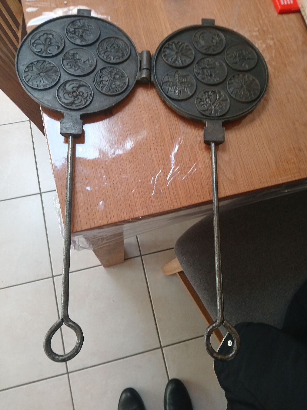 Cucine complete: Très beau Fer ancien à bricelets – Usato da Corcelles-Payerne venduto da evalyne