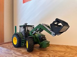 Bruder John Deere mit Frontlader und Holzspalter