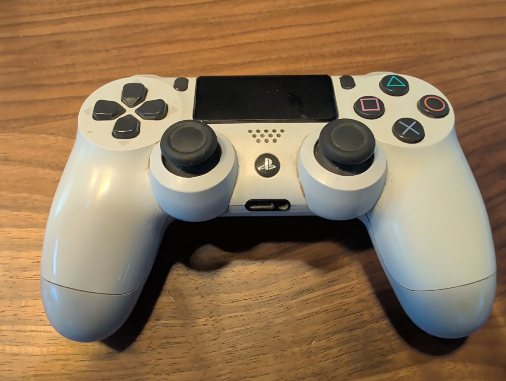 Sony Console: Zwei Sony PlayStation 4 Wireless Controllers, gebraucht. – Difettoso da Brunnen venduto da Jassteppich 1