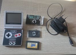 Nintendo Game Boy Advance SP NES Edition mit Zubehör 