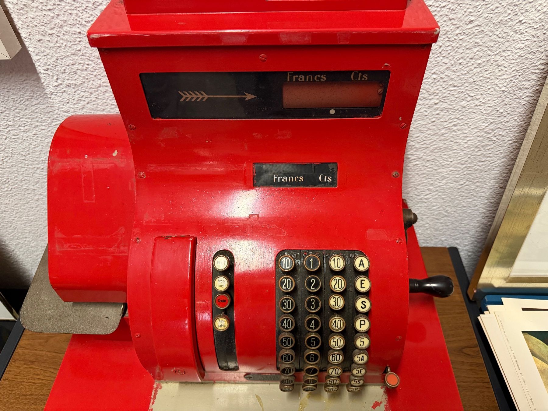 Registratore di cassa: Antike Registierkasse in rot – Usato da Gümligen venduto da Brocki-Reimal-Stift 1
