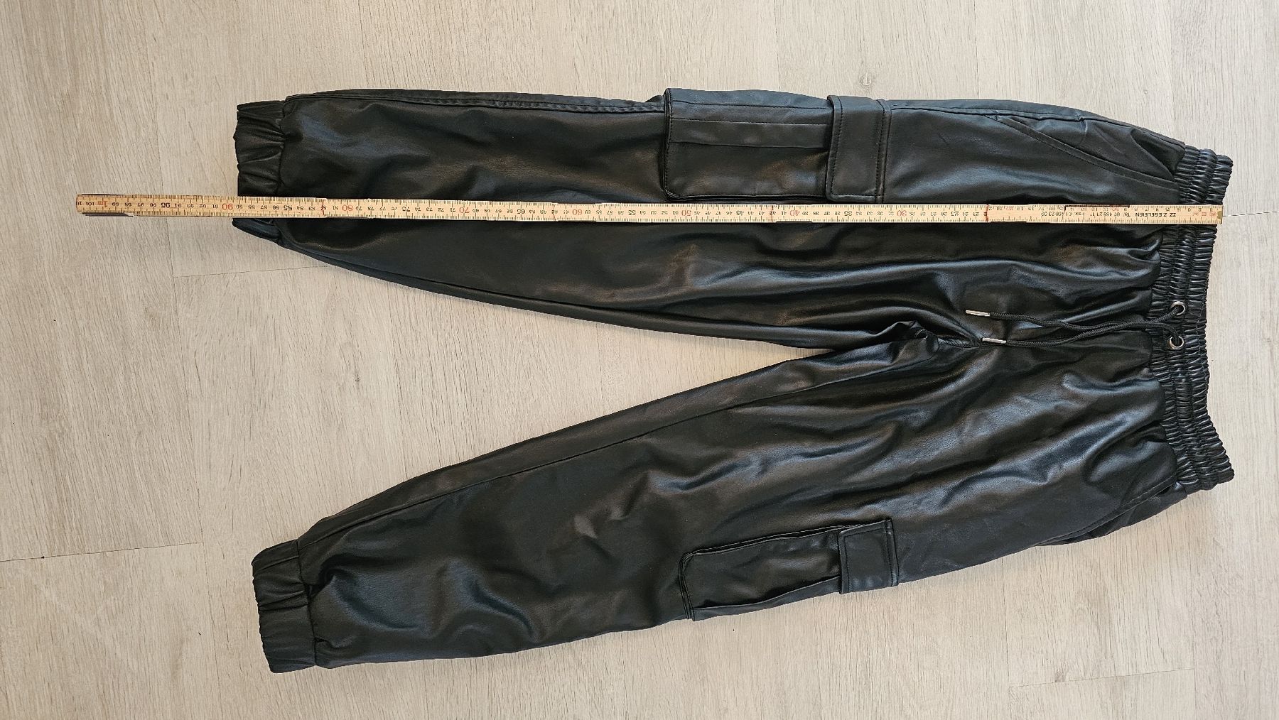 Pantaloni: Kunstleder Cargohose Urban Classics Gr. S schwarz – Nuovo (secondo la descrizione) da Baden venduto da MiaNy 2