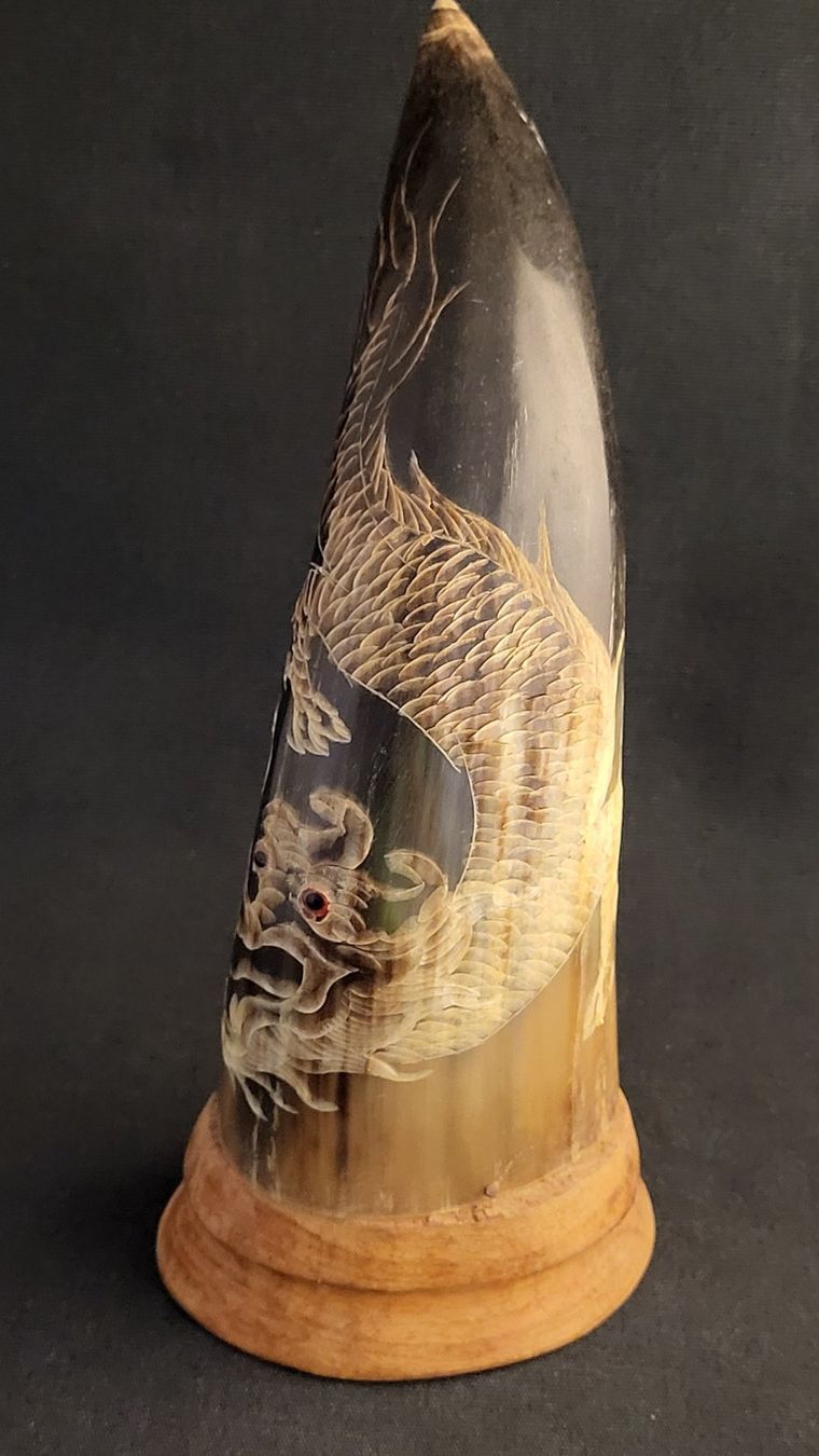 Statuette: Horn mit Drachen-Schnitzerei – Usato da Basel venduto da spinne02 1