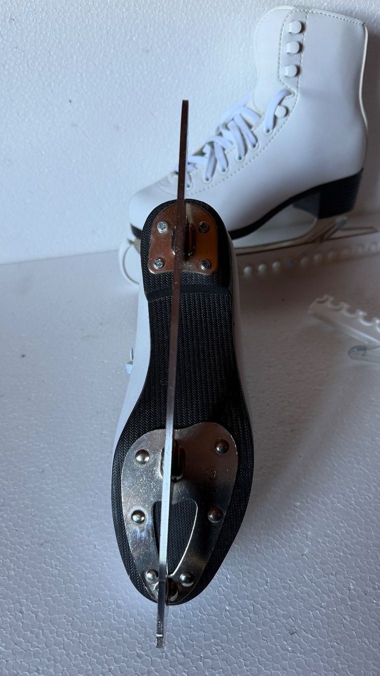 Schlittschuhe: Damen Schlittschuh, Grösse 34 – Neu (gemäss Beschreibung) aus Kallnach von schlumpfi 2