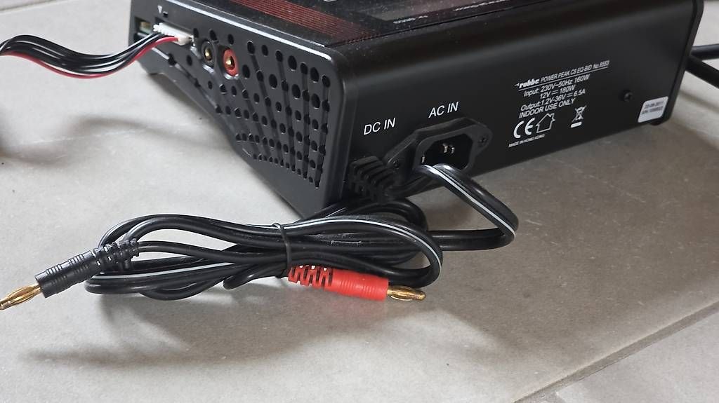 Robbe Accus, Chargeurs & Blocs d'alimentation: Robbe Ladegerät Powerpeak C8 – D'occasion à Udligenswil par Thisu77 1