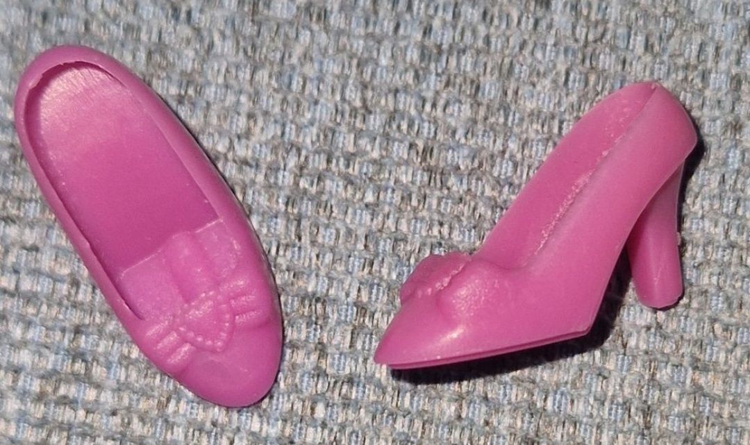 Puppen: chaussures pour Barbie – Gebraucht aus Couvet von Pioune