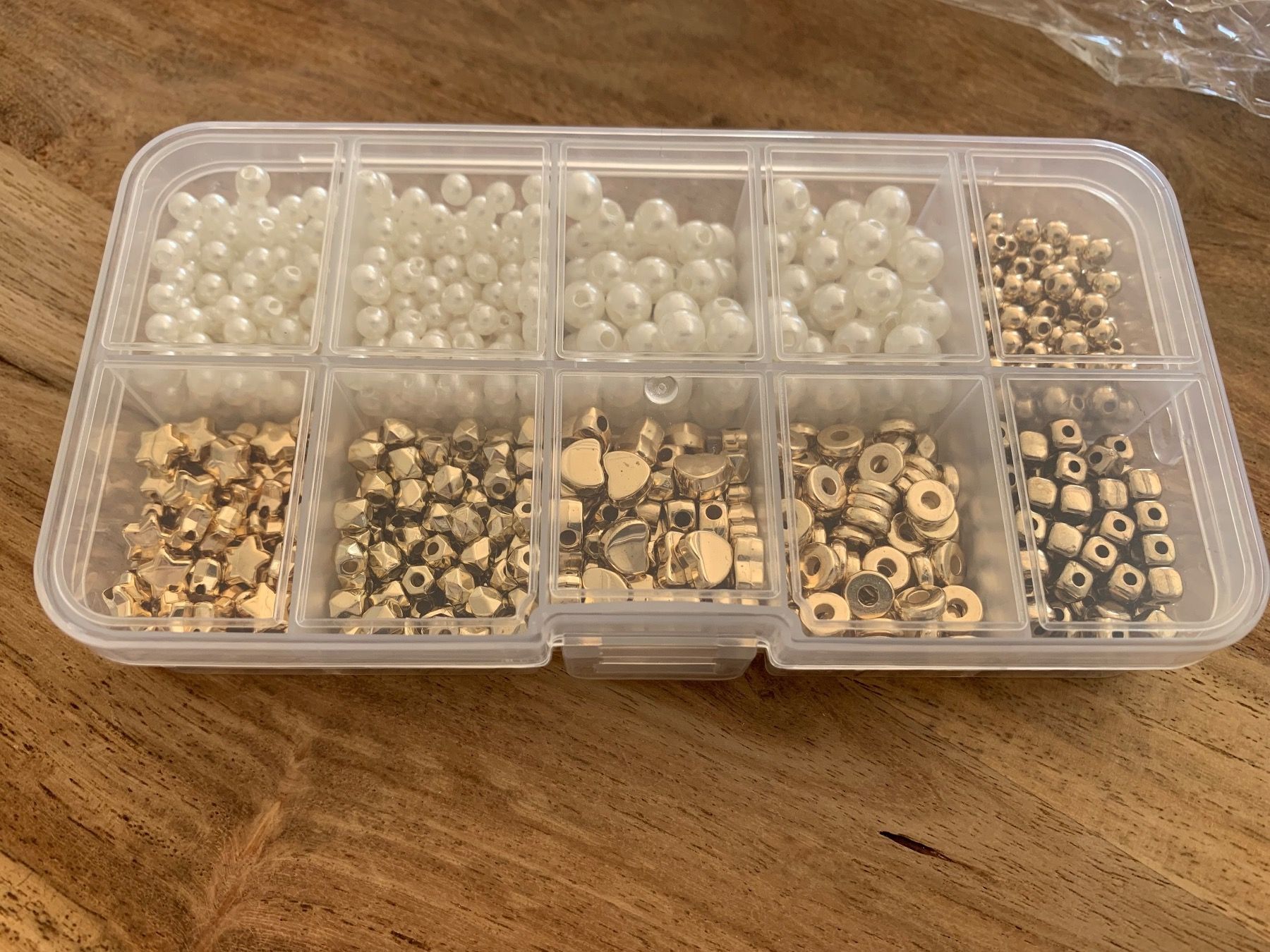 Perle (finte): Bastelperlen Set weiss / goldfarben in Organizer Box – Nuovo e nell'imballaggio originale da Geneve venduto da vane267