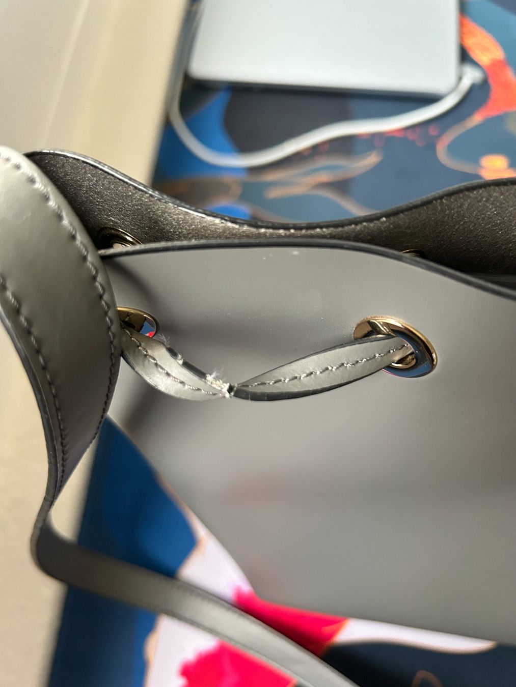 Borse da donna: Coccinelle Bucket Bag Gray – Usato da Schlieren venduto da dev_fg59 2