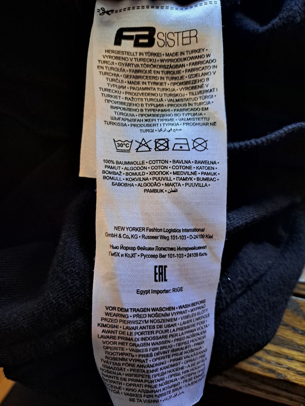 Kleider: Kapuzenkleid schwarz langarm – Gebraucht aus Rafz von MuriFinn 4
