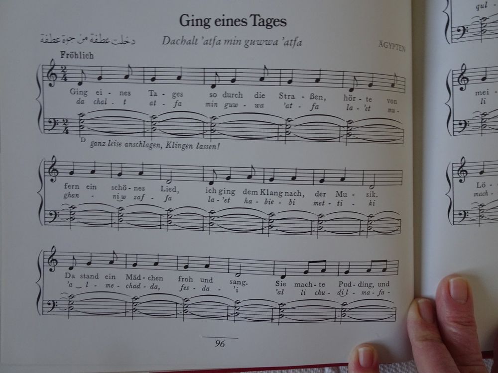 Livres: Kinder der Welt und ihre Lieder, Buch und LP – D'occasion à Bünzen par margretsch 9
