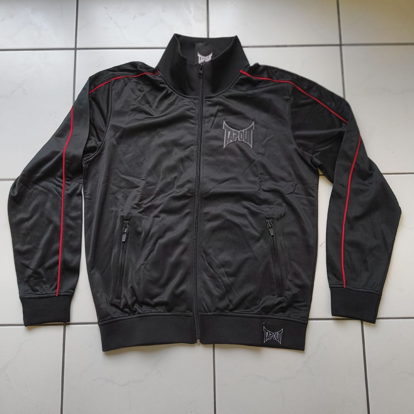 Giacche: Tapout Trainingsjacke Grösse L schwarz/rot – Nuovo e nell'imballaggio originale da Uitikon Waldegg venduto da PJLS1