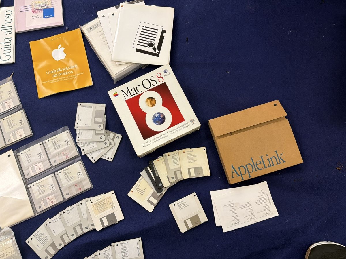 Libri: Apple Vintage Floppy and Manual - Stickers – Usato da Giubiasco venduto da IWGL002 9