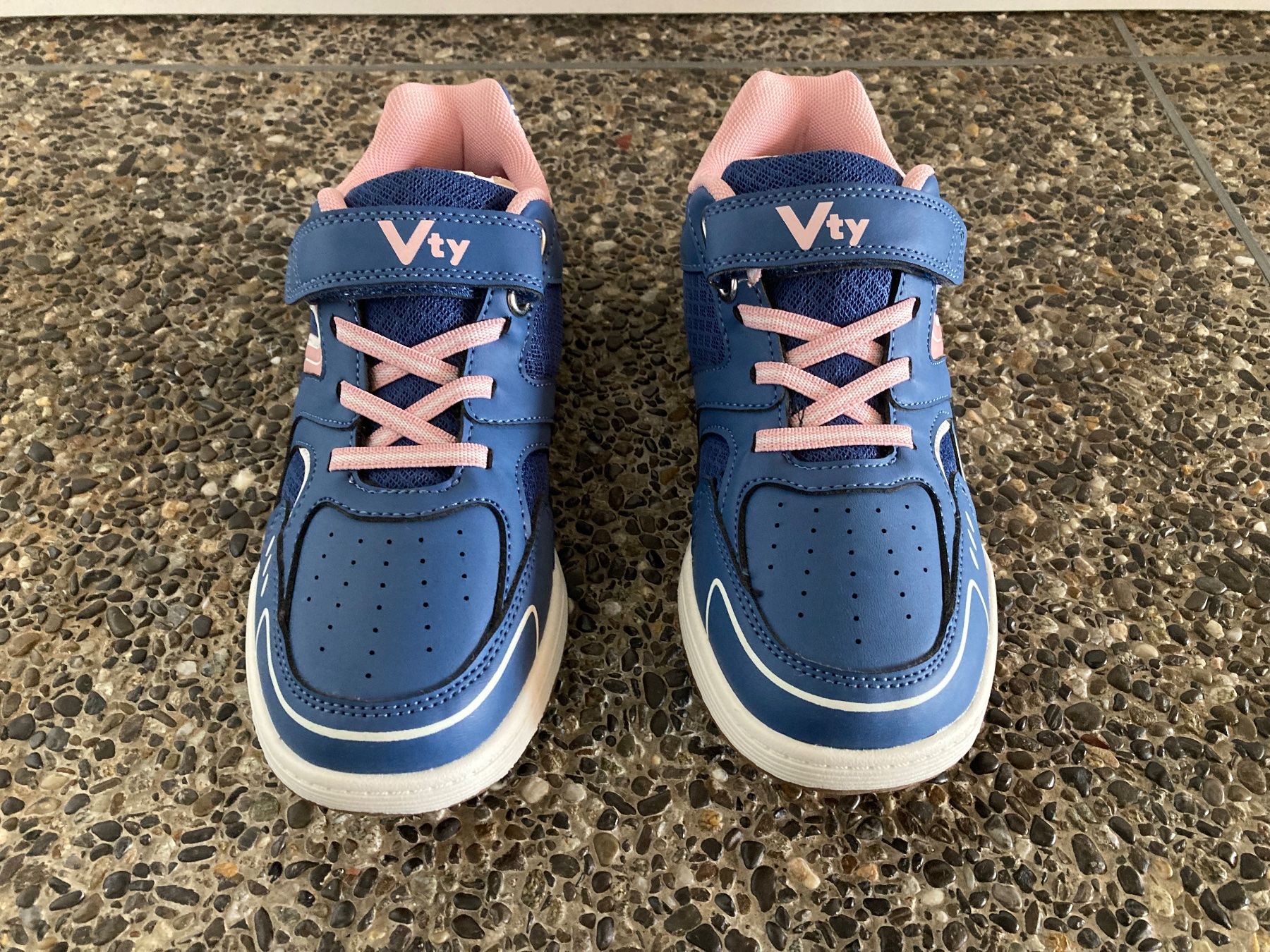 Schuhe für Mädchen: Neue Hallenschuhe,  Gr. 36 – Neu und originalverpackt aus Aetingen von Nadinsky 1