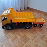 Spielzeug-Lastwagen mit Anhänger - bereit für Abenteuer!
