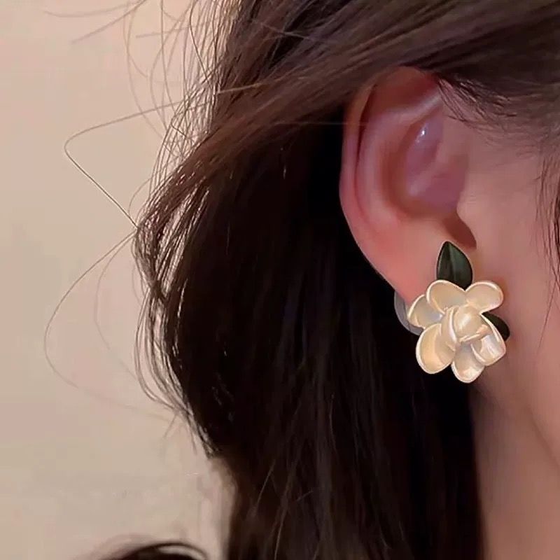 Ohrringe & -stecker: Asymmetrische Ohrringe mit Blumen und Blättern – Gebraucht aus Nottwil von sukkus.ch 1