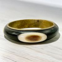 Bracelet ancien en laiton et corne noire et blanche.