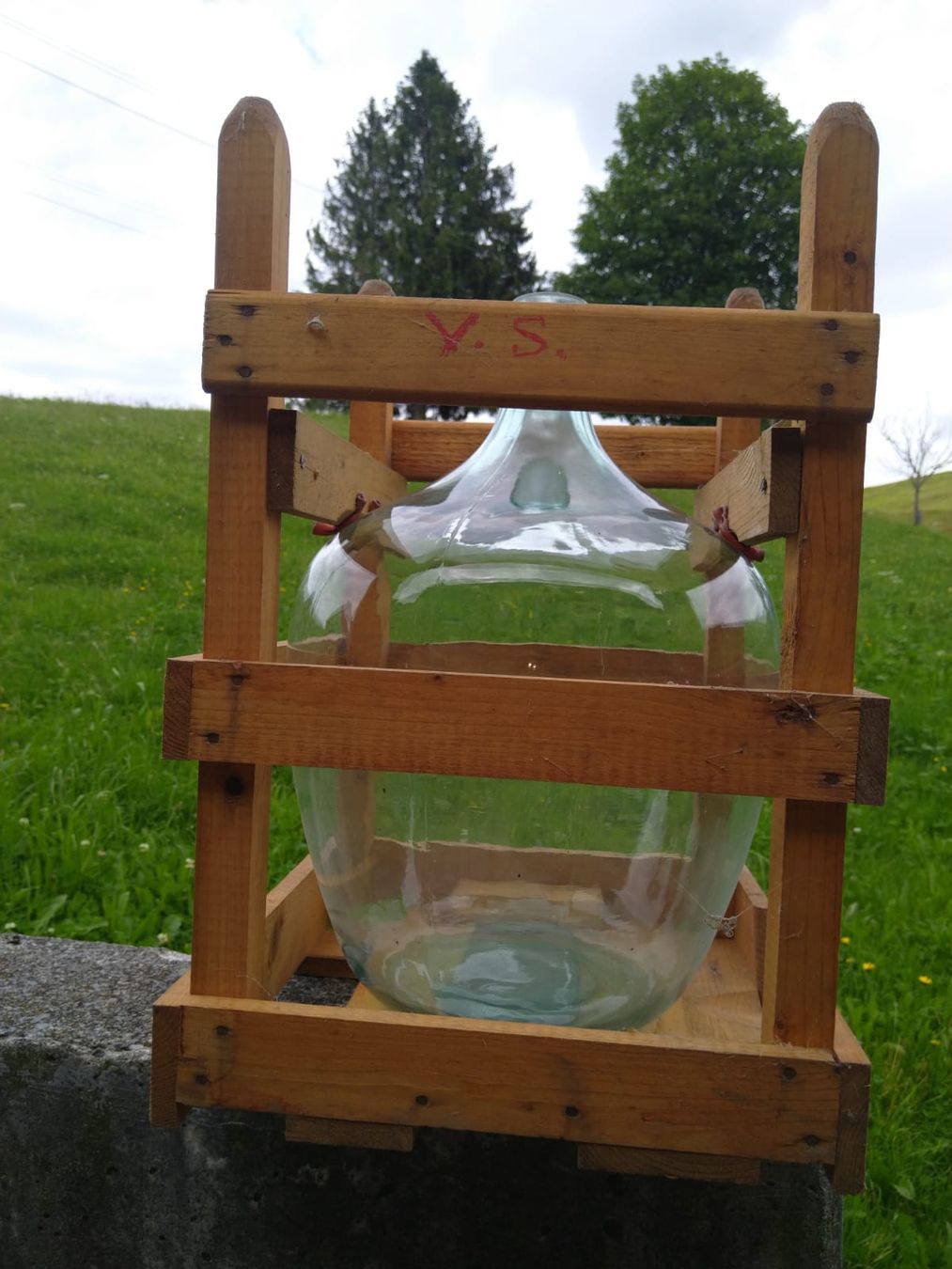 Accessoires: Schöne Glasflasche mit Holzgestell – D'occasion à Galgenen par Allerlei8854 1