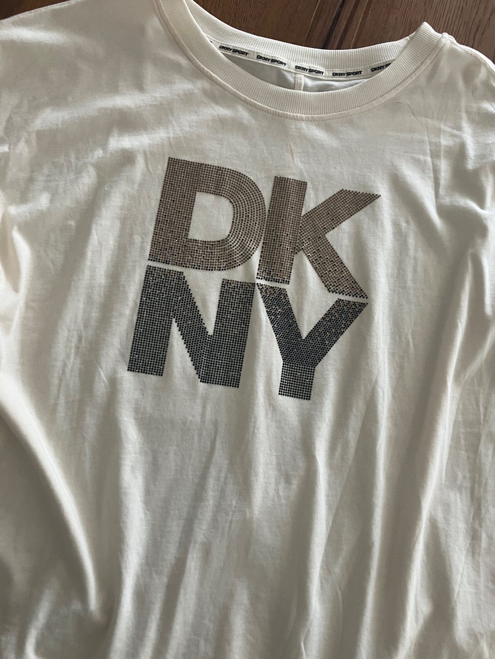 DKNY T-shirt: DKNY Layer Shirt mit Strass,neu.Paket Versand – Nuovo (secondo la descrizione) da Rüdlingen venduto da Schnoegli2007 3