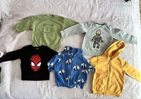 Fünf gebrauchte Pullover ohne Flecken 