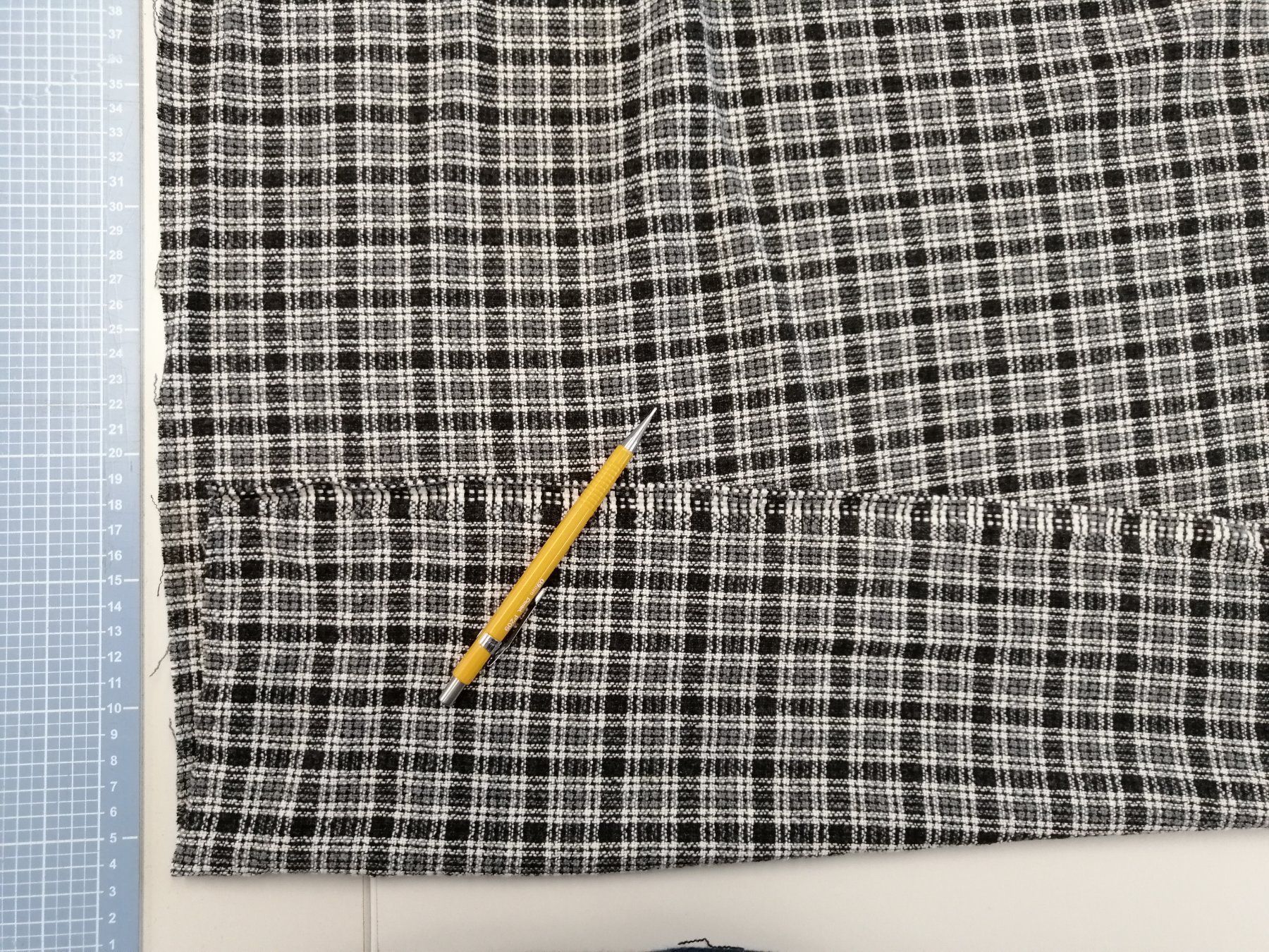 Stoffe: lockerer Stoff mit Karomuster - Wolle und Polyester - 2.3lfm – Neu und originalverpackt aus Winterthur von LederSchneiderei 1