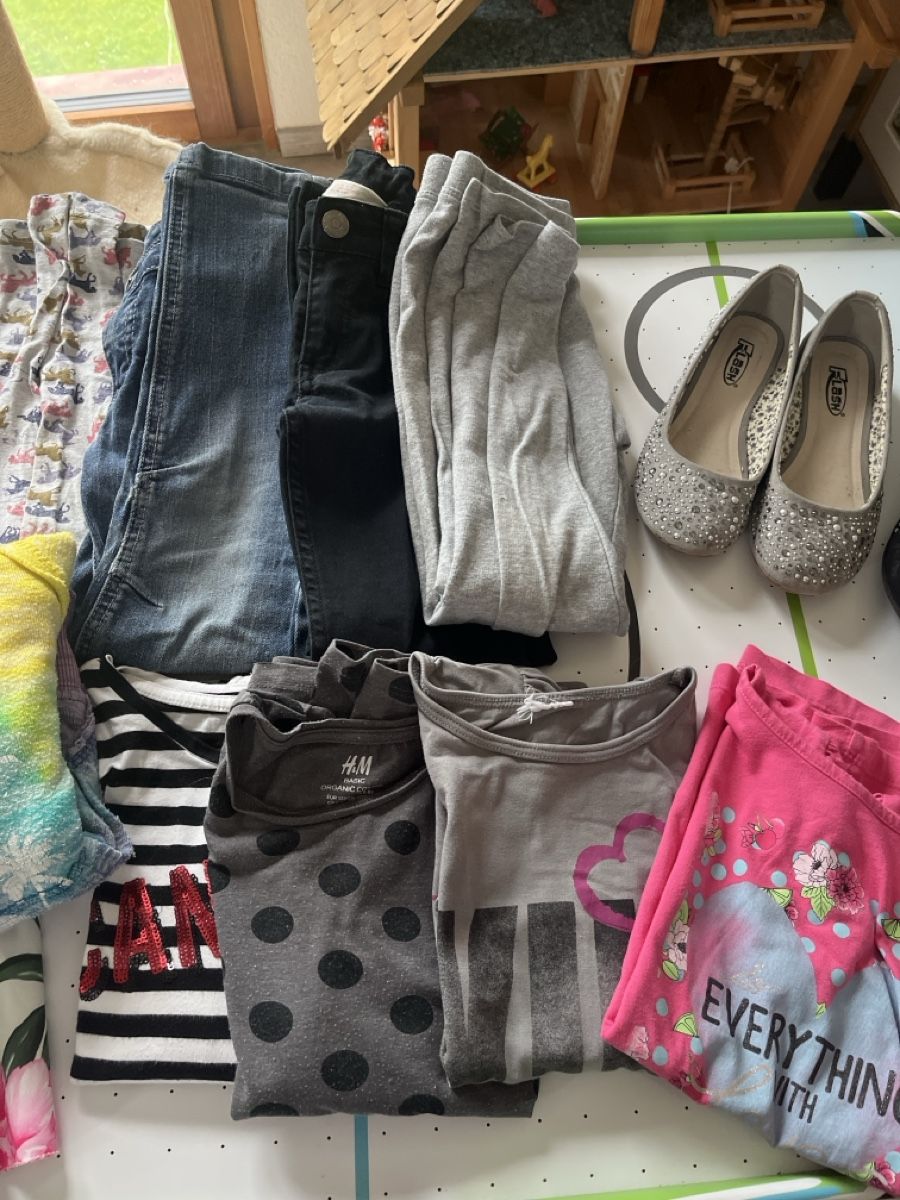 Lotti & Set di vestiti: Kinderkleiderpaket Grösse 122 Mädchen – Usato da St.Ursen venduto da starjet 2