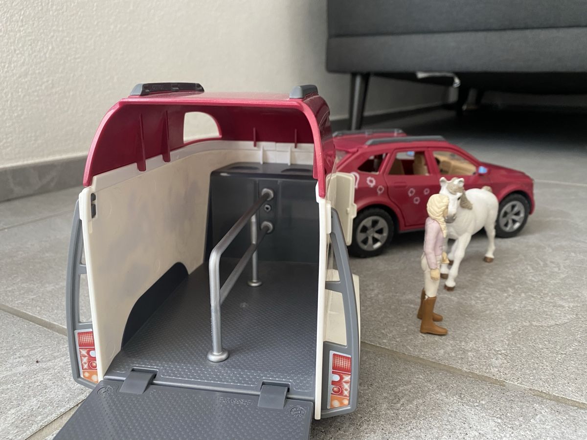 Schleich Jouets: SCHLEICH - Auto mit Pferdeanhaenger und Figur – D'occasion à Würenlos par fasp2012 1