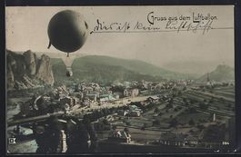 Heissluftballon im Flug über einem Ort
