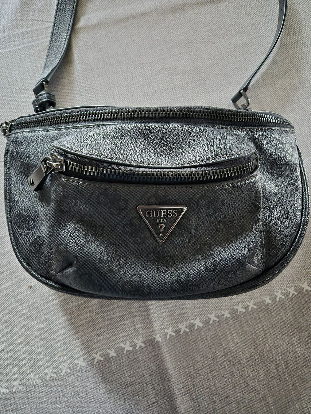 Guess Borse da donna: GUESS Umhänge Tasche – Usato da Schaffhausen venduto da monikaD010203