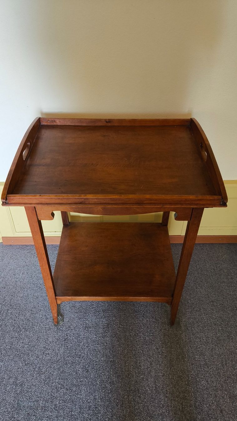 Tables: Petite desserte – D'occasion à Porrentruy par NGiorda