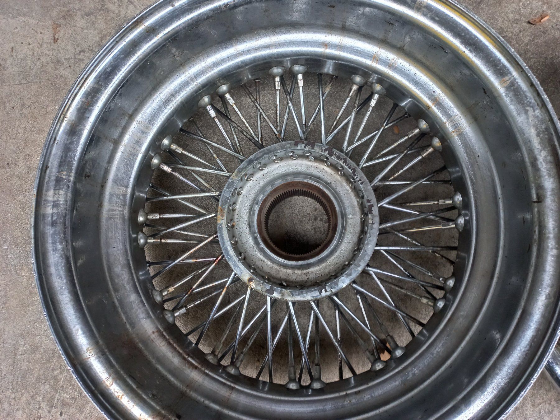 Jaguar Cerchioni: 2 Oldtimer 5x15 " Speichenfelgen Verchromt vermutl. Jaguar ? – Usato da CH - DULLIKEN venduto da swissclassicparts 5