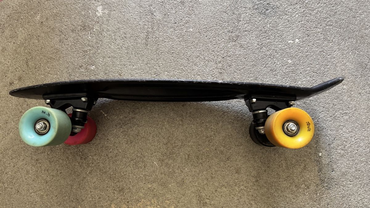 Skateboards: Retro Skateboard mit farbigen Rollen den Frühling – Usato da Hünenberg See venduto da Schulers 1
