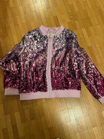 Jacke mit Pailletten gr . 5-6 Jahren. Gibt es Flecken.