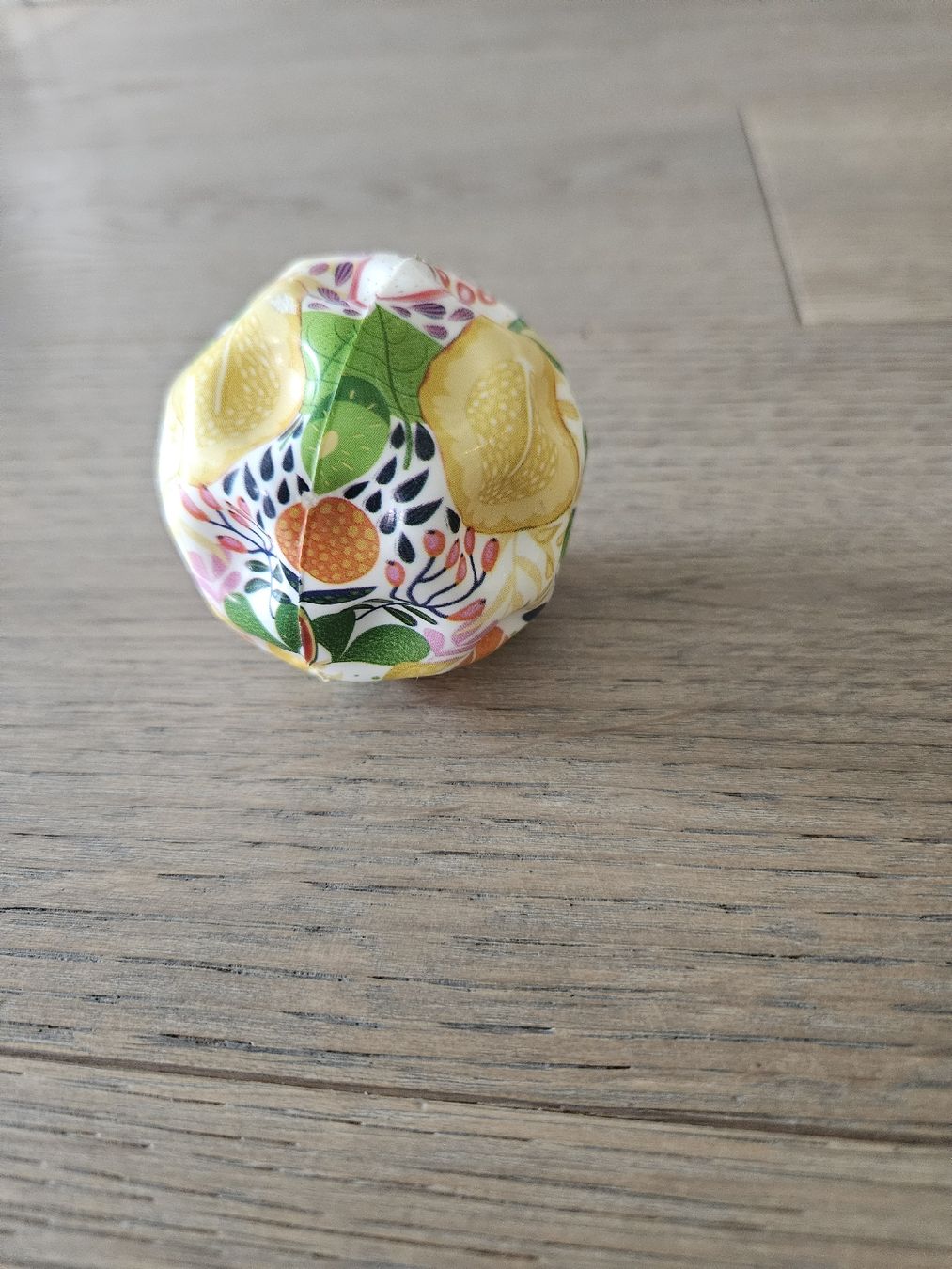 Jouets: Kleiner Gummiball mit Blumenmuster, ca. 5 cm Durchmesser – D'occasion à Bischofszell par bda_6ggb
