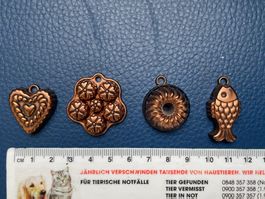 Vier Backformen kupferfarben für Puppenhaus und Eierschrank