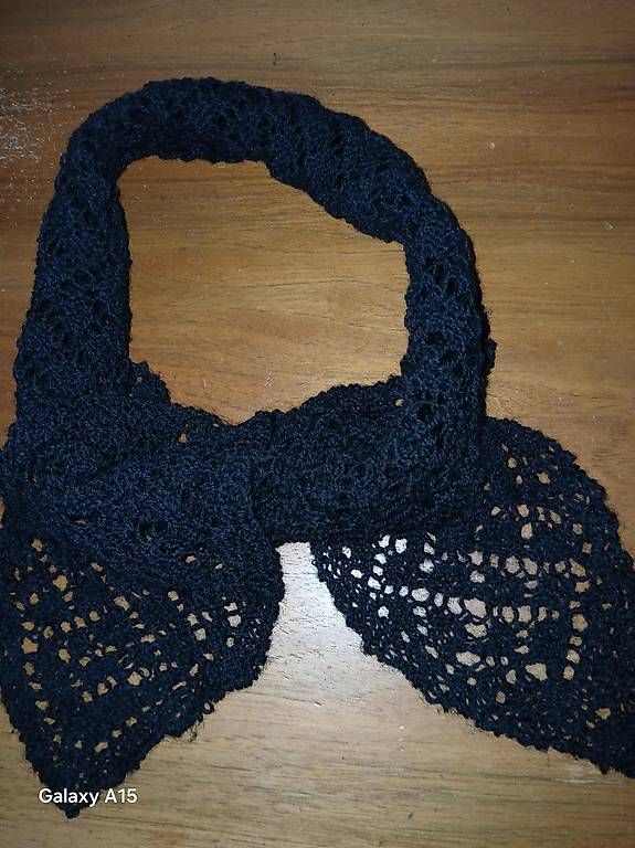 Foulards, Tücher & Schals: Filigranes kleines, Halstüchlein – Neu und originalverpackt aus Arlesheim von edmss
