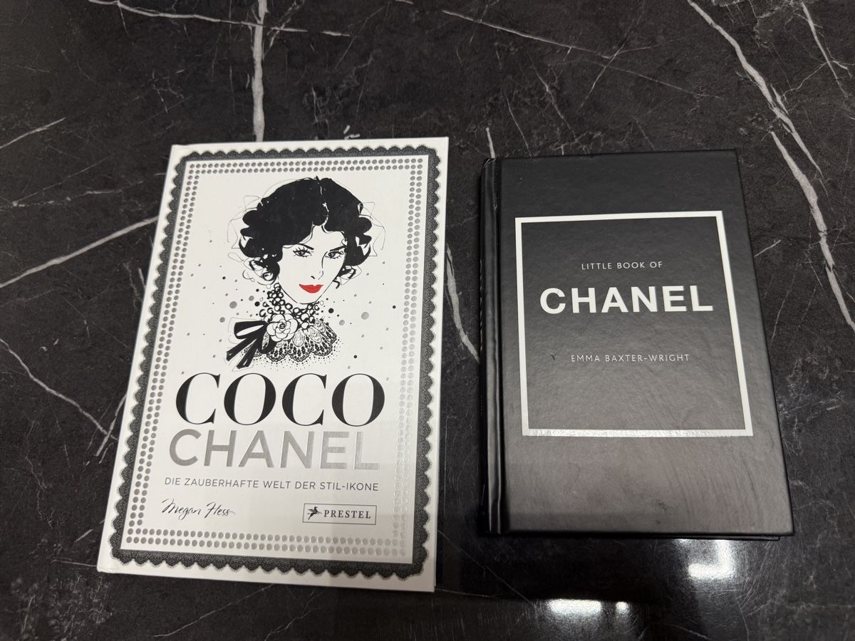 Libri: 2 Coco Chanel Bücher / Bildbände  stilvolle Deko – Nuovo (secondo la descrizione) da Winterthur venduto da fij_f65r