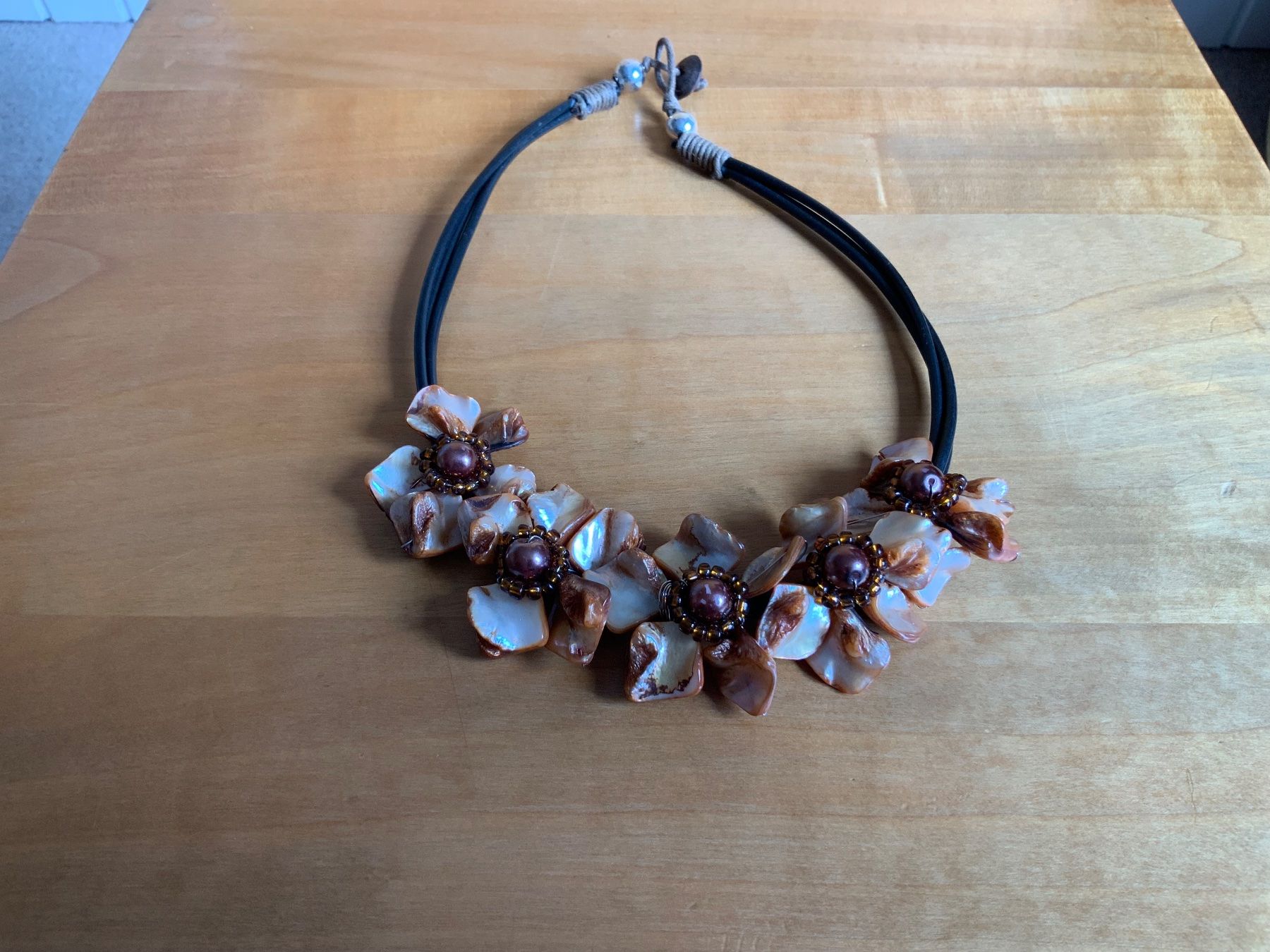 Catenine: Halscollier, Blumen, Perlmutt & Glas- & Plastikkugel & Leder – Usato da Zürich venduto da ancillaschmidhauser 2